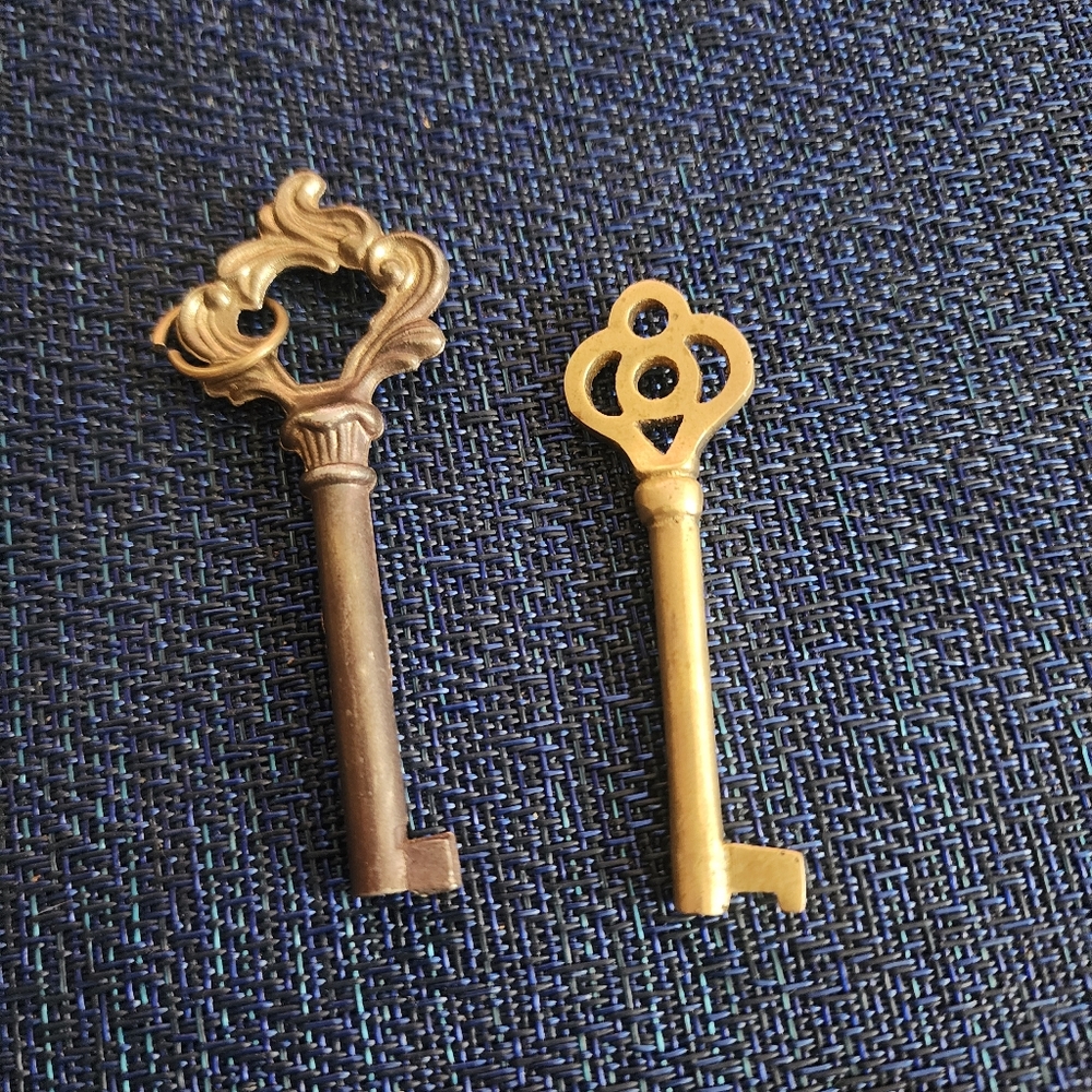 Vintage Pair Of 2 Gold Brass Ornate Skeleton Keys Art Nouveau - Picture 5 of 8
